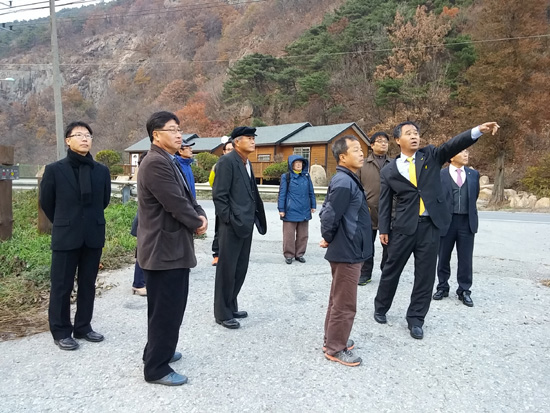 120년 전 갑오동학농민혁명 당시 북접 동학농민군의 최대 승리 전투 현장인 승전목을 둘러보았다. 역사 현장이 표석 하나 없이 방치되고 있었다. 