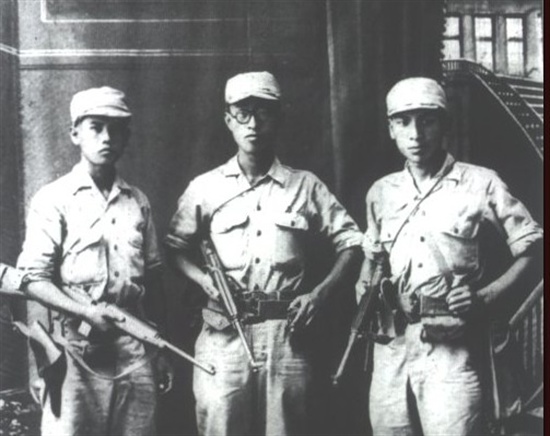 항일투쟁 시절의 장준하 선생(오른쪽)