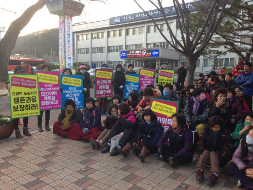 일방적으로 진안군복합노인복지타운 민간위탁 방침을 통보 받은 요양보호사들은 고용불안과 서비스 질 저하 등을 이유로 민간위탁 반대 방침을 정하고 투쟁에 들어갔다.