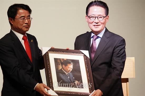 차기 당 대표에 도전하는 박지원 새정치민주연합 의원이 "당·대권 분리", "싸우는 정당"을 강조하며 문재인 의원을 견제했다. 박 의원은 26일 오후 4시 광주 북구 전남대에서 '호남정치 복원, 무엇이 필요한가'를 주제로 강연을 열어 "당 대표와 대선주자의 전략적인 역할 분리, 극대화가 필요하다"며 "당 대표는 싸울 때는 싸워야 하지만 대권 후보는 정책을 제시하고 이미지도 관리하며 국민과 몸과 마음을 섞어야 한다"고 강조했다. 강연이 끝난 뒤, 박 의원이 김대중 대통령의 마지막 비서관인 최경환 김대중평화센터 공보실장으로부터 김 대통령의 사진이 담긴 액자를 받고 있다.