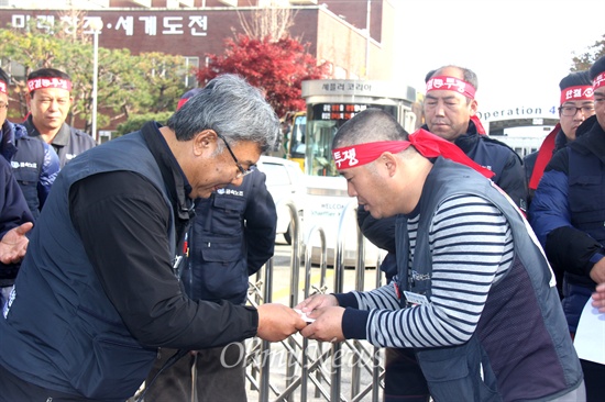 전국금속노동조합 이경훈 현대자동차지부장이 27일 오후 창원공단 내 셰플러코리아 창원1공장을 찾아 박태인 케이비알지회장한테 투쟁기금을 전달하고 있다. 케이비알 노사 갈등이 계속되는 가운데, 케이비알 사측은 셰플러 공장에 기계를 설치해 제품을 생산하고 있는 것으로 알려졌다.