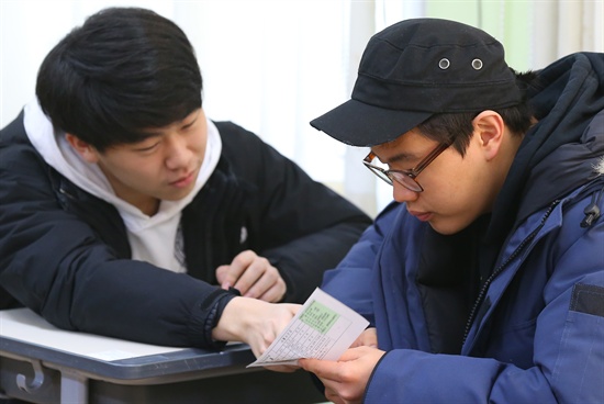 2015학년도 대학수학능력시험 다음날인 14일 오전 서울 서초고등학교에서 수험생들이 가채점 결과에 대해 이야기하고 있다. 