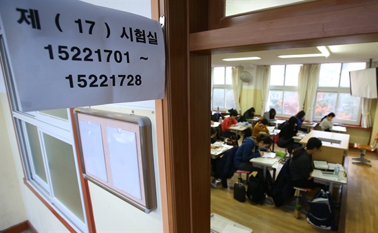 2015학년도 대학수학능력시험이 치러진 지난 13일 오전 서울 종로구 풍문여고의 한 고사장에서 수험생들이 막바지 점검을 하고 있다.