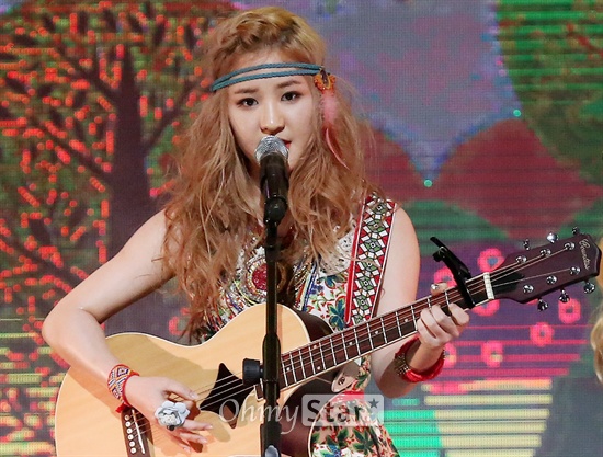  가수 매건리가 5일 오후 서울 상암동 CJ E&M센터에서 열린 Mnet <엠카운트다운>에서 열창을 하고 있다. 