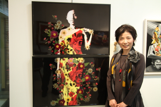 2014 세계미술작가창작공모대전에서 종합대상의 영예를 안은 오정숙씨가 자신의 작품옆에서있다.