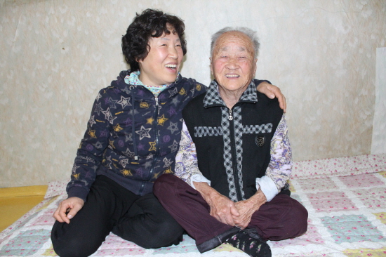 95세 엄마와 56세 딸이 엄마 방에서 한바탕 웃고 있다. 매일 같이 버스를 타고 엄가 있는 시골 집에 와서 아침을 챙기고 같이 먹으러 온다는 딸 한영숙씨. 오늘도 아침을 먹고 한자리에 앉아 있다.