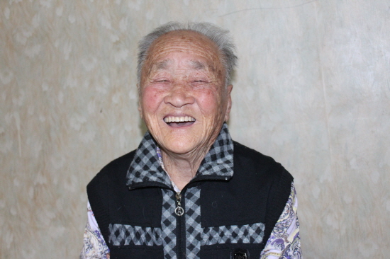 할머니가 활짝 웃고 있다. 오래 간만에 손님이 오니 할머니가 즣으신 게다. 요즘도 농사를 손수 지으시고, 김장도 담그고, 마을도 돌아다니신다. 
