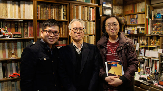 가운데가 이케가야 이사오 씨. 사진상으로 왼쪽이 통역을 맡은 제프리, 오른쪽이 필자.