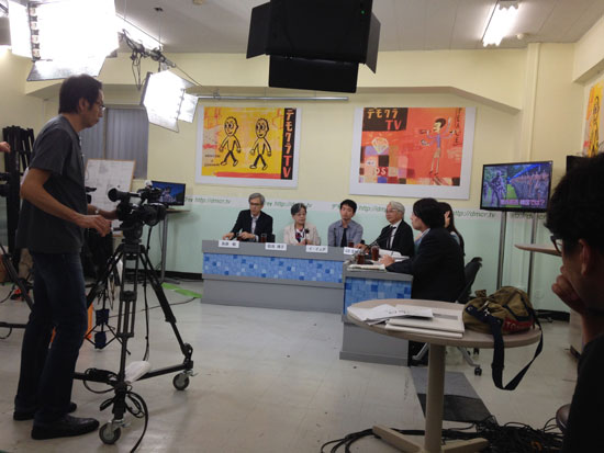 데모쿠라 TV의 특별 게스트로 출연한 이예다씨와 아마미야 카린씨. 일본과 동아시아의 문제에 관해 다루는 다소 진지한 방송이었다.
