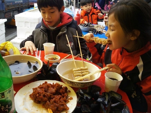 금강산도 식후경, 선산장날은 각종 먹거리가 넘쳐난다. 장터의 식당은 만남과 교류의 장이고, 선산장날은 이지역 어른들에게 가장 기다려지는 날이다.