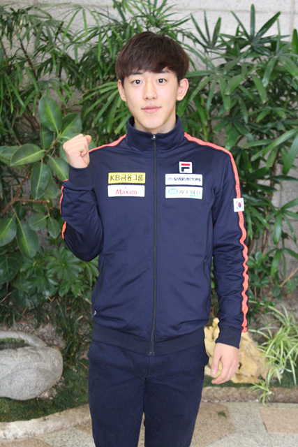  김진서가 피겨 그랑프리 6차 남자싱글 쇼트프로그램 9위에 올랐다. 사진은 26일 출국전 모습 
