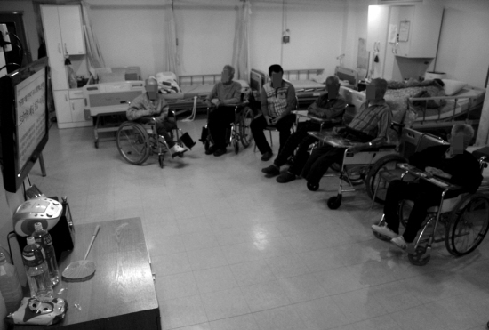 침대에 누워 있는 어르신들을 휠체어에 앉혀 TV 뉴스를 시청할 수 있도록 도왔다. 