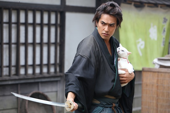 영화 <고양이 사무라이>의 한 장면. 일본 사무라이극과 고양이의 만남이 절묘한 재미를 준다.