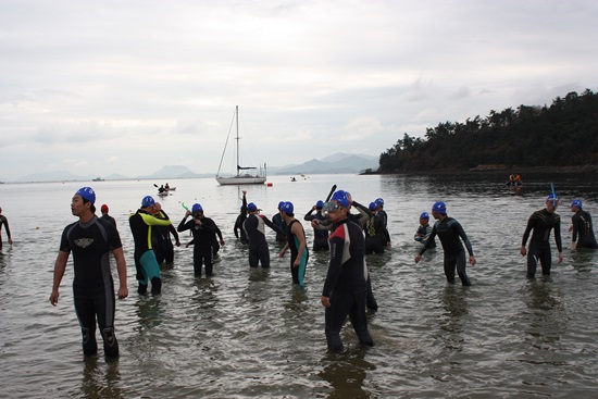 30일 오전 전남 여수시 웅천 해수욕장에서 열린 ‘제1회 전라남도지사배 전국바다 핀수영 대회’ 1부에 출전한 선수들의 모습