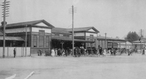 오늘의 서울역 이전의 남대문역이다. 1900년 한강철교의 개통으로 열차가 한성부(서울)에 들어왔다. 1922년 오늘의 서울역을 짓기 시작하여 1925년에 완공되어 이 남대문역은 사라졌다.