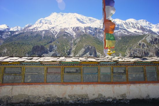 티베트 기도깃발과 하얀 설산. 