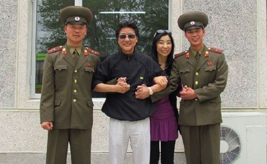 신은미씨(사진 오른쪽에서 두 번째)와 남편 정태일씨(사진 왼쪽에서 두 번째)가 판문점에서 북한 군인들과 함께 포즈를 취하고 있다.