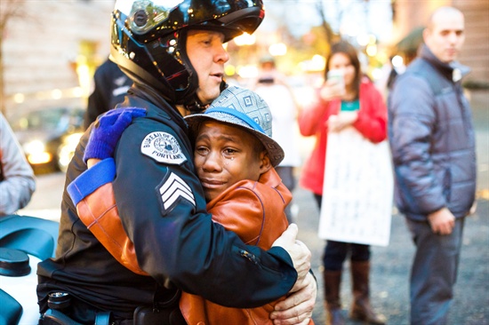 백인 경찰과 흑인 소년의 감동적인 포옹 사진(출처: Johnny Nguyen 홈페이지)