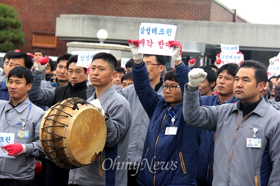  삼성그룹이 삼성테크윈을 한화그룹에 매각한 가운데, 1일 중식시간에 삼성테크윈 창원2사업부 정문 앞에서는 매각에 반대하는 노동자들이 모여 집회를 열었다.