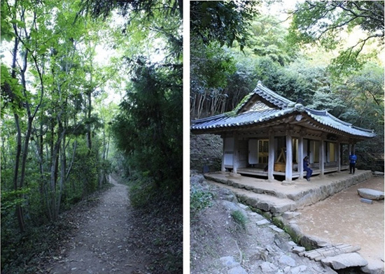 백련사 옆의 동백숲을 지나 다산초당으로 가는 숲길을 20여분 가량 걷다보면 다산초당에 닿는다.