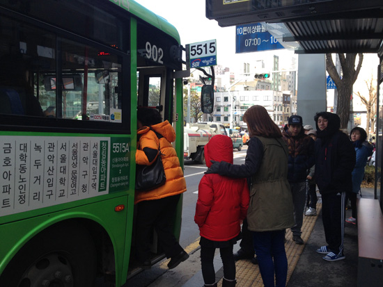 5515 버스(한남운수)를 기다렸다가 타고 있는 시민들 모습.