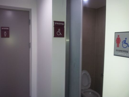 교구청 신관 장애인 화장실은 남자화장실 입구 맞은편에 여자 장애인 화장실이란 표시로 설치돼 있다.