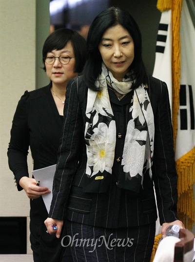 신은미 시민기자(오른쪽)와 희망정치연구포럼 황선 대표(왼쪽). 사진은 지난해 12월 2일 서울 중구 프레스센터에서 열린 '통일토크콘서트 종북 몰이' 입장발표 기자회견 당시 모습.