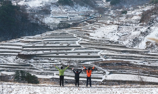  2일 오전 함양 마천면 도마마을 다랭이논 설경.