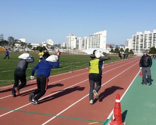 모래주머니 메고 50m달리기 이 종목은 체력과 순발력을 요구한다. 응시자들은 이 시험을 위해 평소에 틈틈히 체력단련을 해 체력 검정 시험은 마치 육상경기를 연상시킨다.