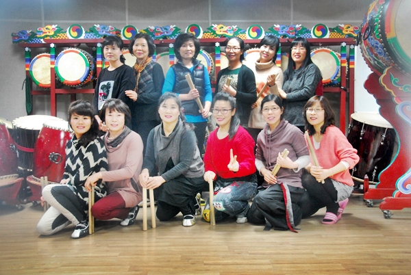 수원문화원 타악 동아리 모임인 '난장'의 12명의 회원들