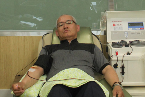 400번째 헌혈을 하고 있는 나덕주 씨. 나 씨는 1985년부터 지금까지 모두 405번의 헌혈을 했다.