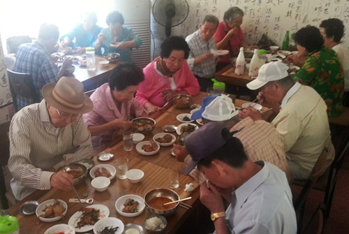나덕주 씨는 어르신들을 위한 무료 급식에도 참여하고 있다. 지난해에는 직접 식당을 차려 봉사를 하기도 했다. 사진은 자신이 운영하는 식당엣 어르신들에게 식사를 대접하고 있는 모습이다.
