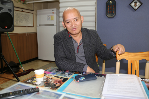자원봉사에 대한 이야기를 들려주고 있는 나덕주 씨. 광주에 있는 빛고을문화예술봉사단 사무실에서 만났다.