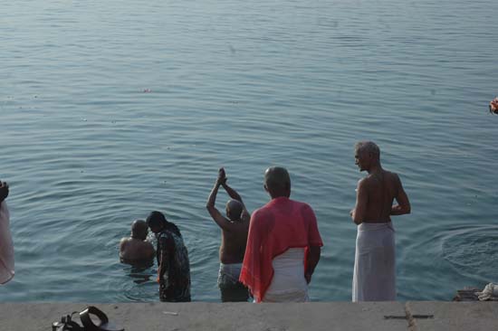 바라나시 강가에서 목욕을 하면서 기도를 올리는 힌두교도