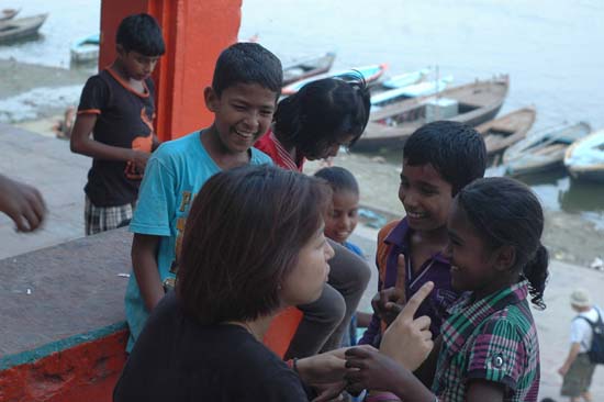 한국인이 운영하는 게스트하우스 앞에서 만난 한국인 젊은 여성과 인도 아이들이 웃음을 주고 받고 있다.