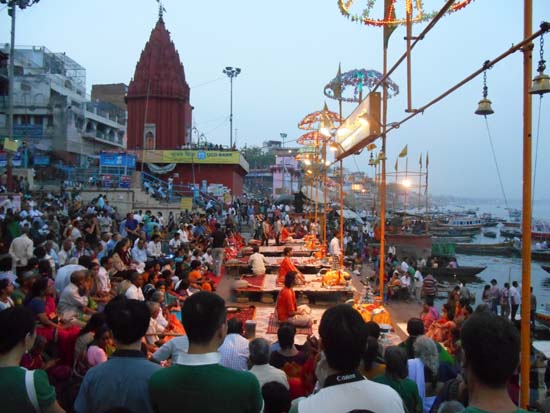 바라나시 강가 가트에서 매일 저녁 열리는 힌두교 종교의식 뿌자. 강가 여신을 경배하고 죽은 자들을 위로하는 의식이라고 한다.