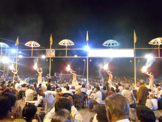 인도의 전통 음악과 함께 향불과 불꽃 춤을 추는 뿌자의식. 천년 세월을 거슬러 올라가는 느낌이 들었다. 