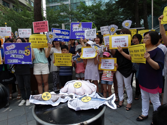 지난해 환경단체와 시민 등이 일본산 수산물 수입에 반대하는 집회를 연 모습.  
