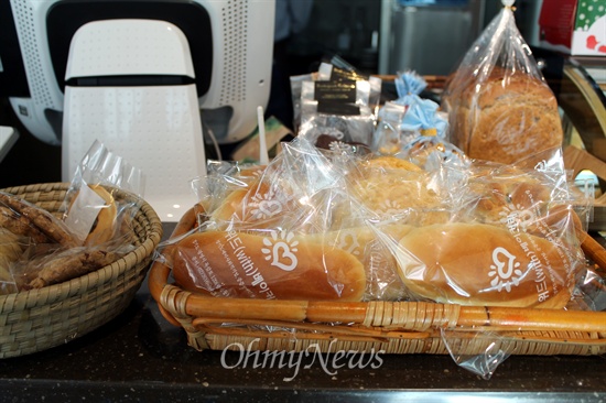 예비사회적기업 '위드베이커리'에서 직접 만든 빵을 판다.