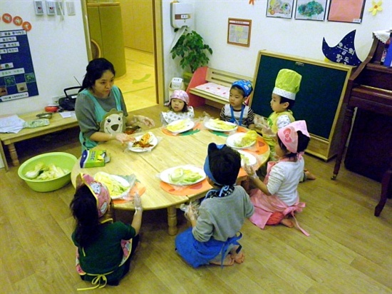 2010년 7월에 설립된 서비스에이스는 임신하면 퇴사하는 직원들을 붙잡기 위해 1년 만에 사내 어린이집을 운영하기 시작했다.

