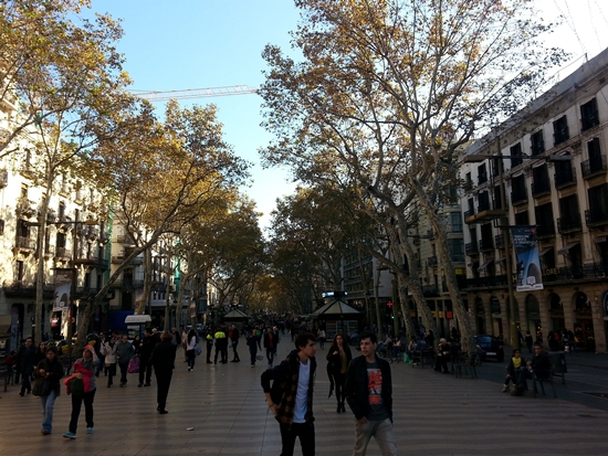 바르셀로나 시내. 도시계획이 잘 되어 있어 누구라도 지도 한장만 있으면 길을 잃는 경우가 없다. 