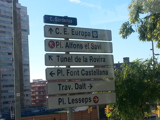 바르셀로나 한복판에 세워진 이정표. 세계적 관광도시임에도 영어로 표기하지 않은 이유가 궁금했다.