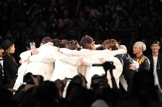  아이돌 그룹 엑소가 3일(현지시간) 홍콩에서 열린 2014 MAMA에서 대상 격인 '올해의 앨범'상 수상자로 호명된 뒤 기쁨을 나누고 있다.