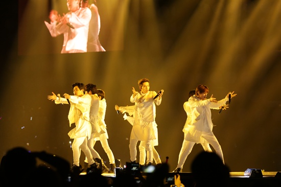  아이돌 그룹 인피니트가 3일(현지시간) 홍콩에서 열린 2014 MAMA에서 무대를 선보이고 있다.