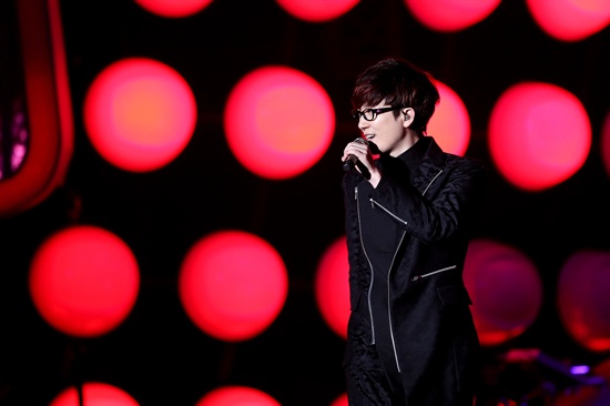  가수 서태지가 3일(현지시간) 홍콩에서 열린 2014 MAMA에서 무대를 선보이고 있다.
