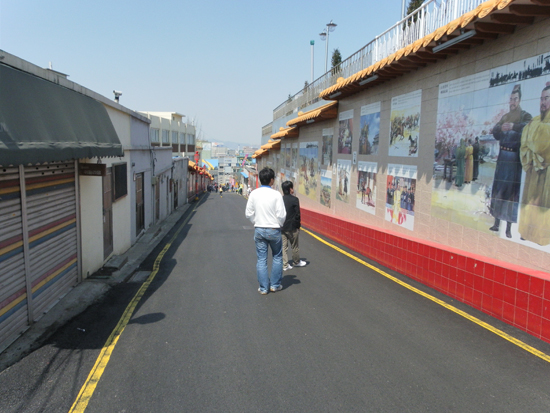 소설 <삼국지>를 소재로 한 삼국지 벽화 거리. 인천시 중구 선린동의 차이나타운에 있다. 
