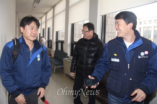  한국지엠 창원공장 사내하청 비정규직들이 원청회사를 상대로 창원지방법원에 냈던 '근로자 지위 확인 소송'에서 4일 오전 원고승소 판결을 받은 뒤 활짝 웃으면서 법원을 나오고 있다.