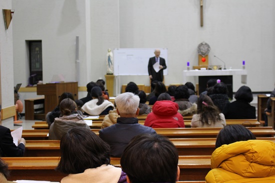 첫눈이 내린 추운 날씨에도 많은 분들이 참석해서 김영주 선생님의 협동조합 이야기를 듣고 있다.