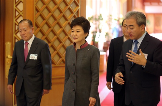 지난 2013년 10월 박근혜 대통령이 청와대에서 열린 제2차 문화융성위원회의에 참석하기 위해 유진룡 문화체육관광부 장관 등과 함께 회의장으로 입장하는 장면