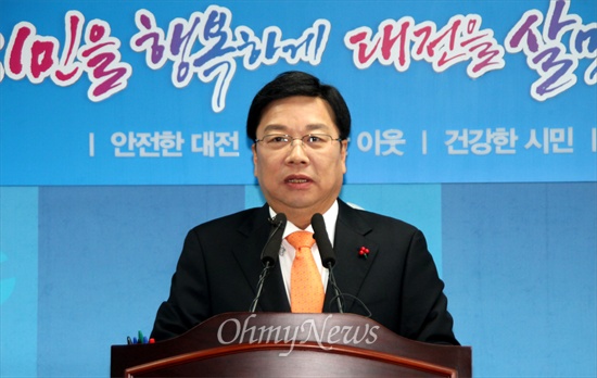 권선택 대전시장이 대전도시철도 2호선을 '트램'으로 건설하겠다고 밝히고 있다.